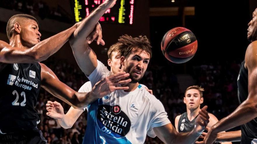 Sabat pelea un balón ante Tavares y Randolph.