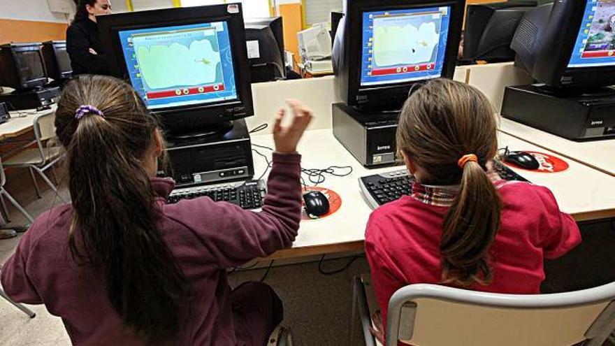 Alumnos, ayer, ante ordenadores en el aula de Informática de uno de los colegios de la provincia de Alicante