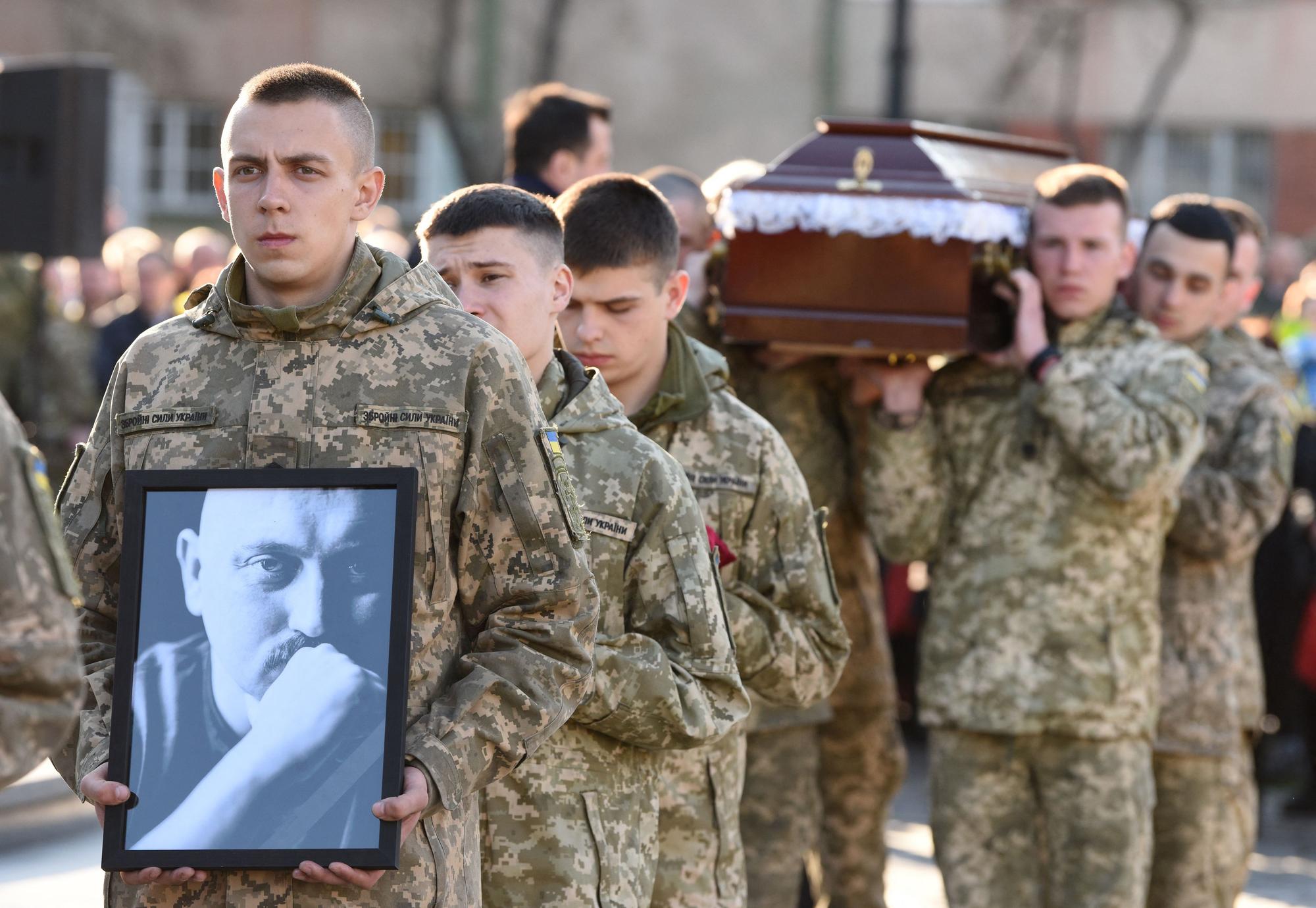 Soldados ucranianos despiden a un compañero muerto