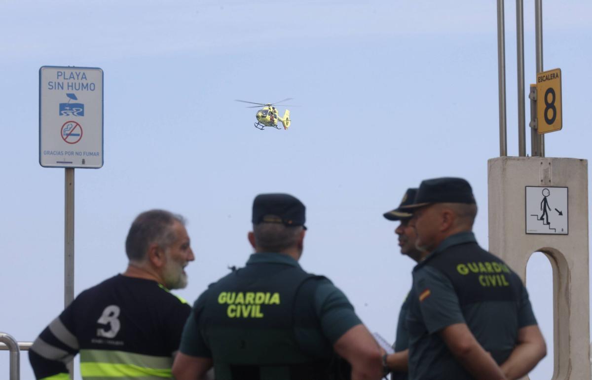 Intensa búsqueda en Salinas del joven Iyán Fariña, desaparecido cuando se bañaba en el mar