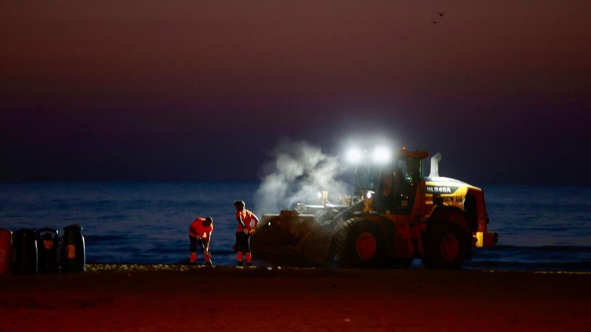 Limpieza tras la noche de San Juan en València.
