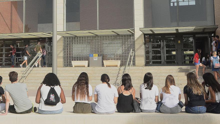 Alumnos en el campus de la UMH.