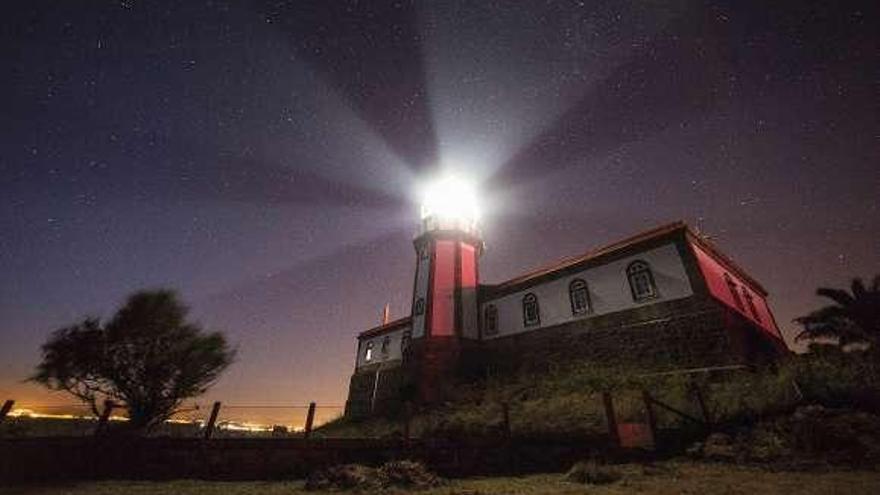 El Faro de Ons, una de las imágenes incluidas en el libro.  // R. Grobas