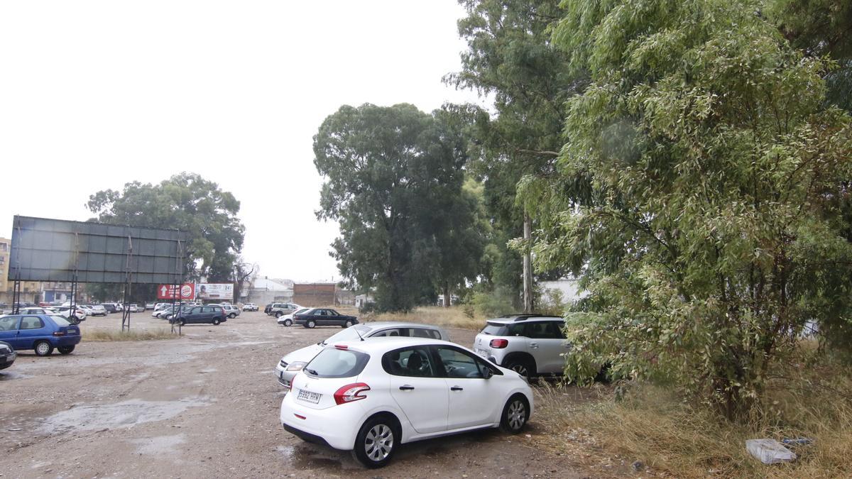 Descampado usado como aparcamiento junto al cementerio de San Rafael.