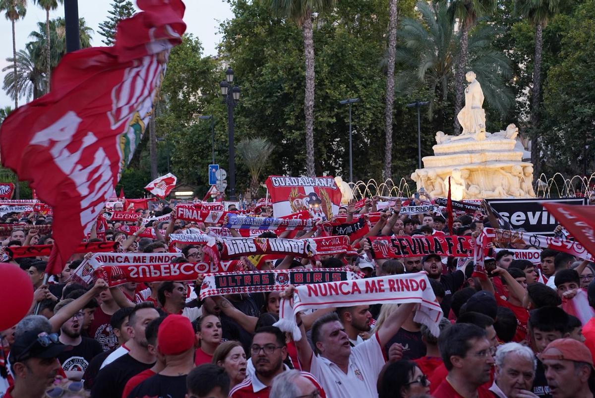 Miles de sevillistas participaron en la protesta convocada para reclamar cambios en la directiva del club. Miles de sevillistas participaron en la protesta convocada para reclamar cambios en la directiva del club.