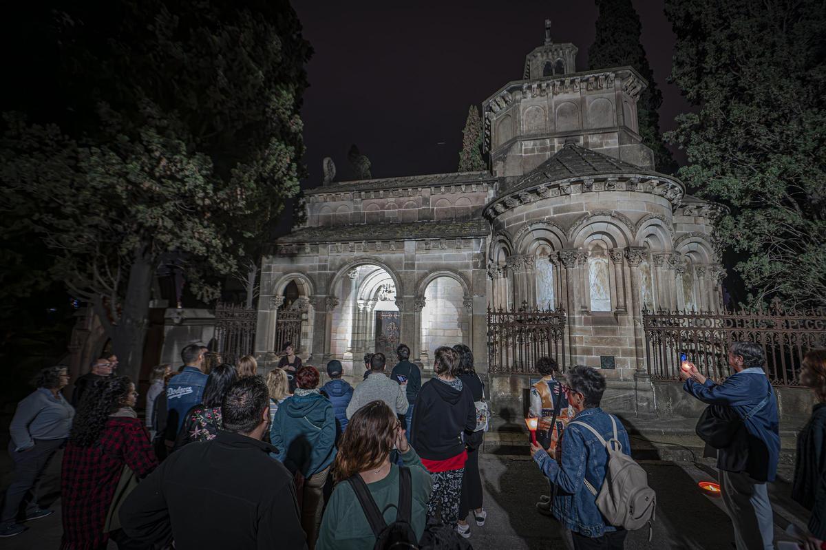 Ruta nocturna a Montjuïc entre les sepultures nobles dels burgesos morts