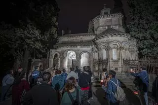 Ruta nocturna en Montjuïc entre las sepulturas nobles de los burgueses muertos