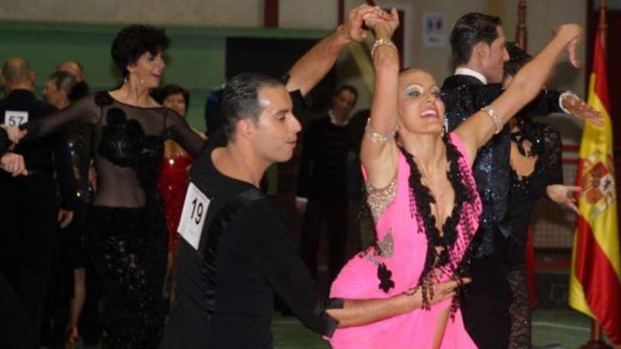 La vistosa competición de baile deportivo fue seguida por cientos de personas.  // Bernabé/Cris M.V.