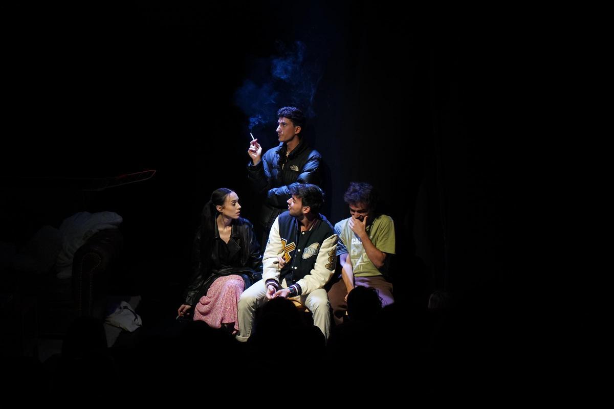 Escena de ‘¿Qué hacemos con Bea?’, en cartel en el Teatro Lara de Madrid hasta el 29 de abril.
