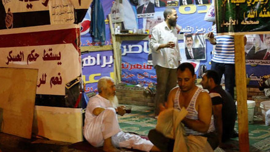 Seguidores de Mursi en una carpa