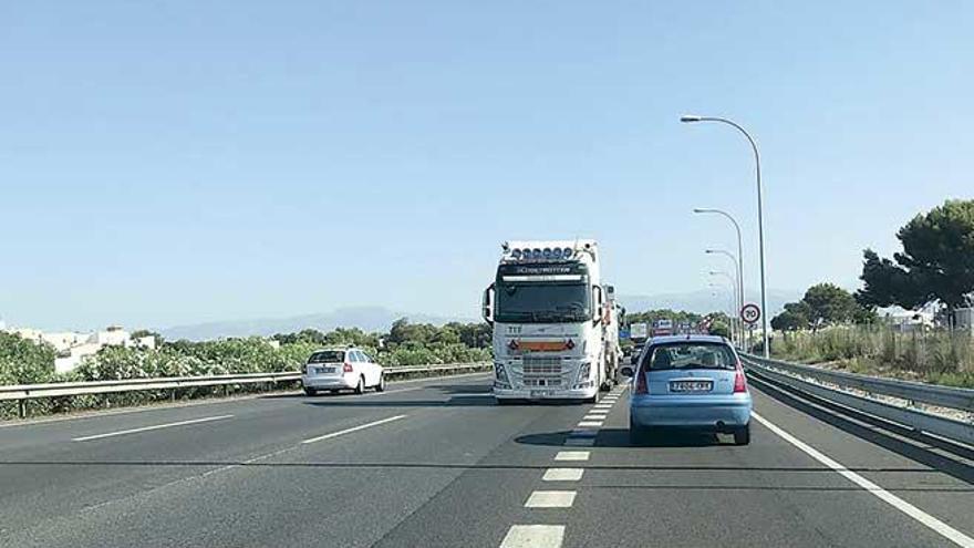 Un coche se topa con un camión enganchado a una grúa en la autovía de Llevant en sentido a Palma.