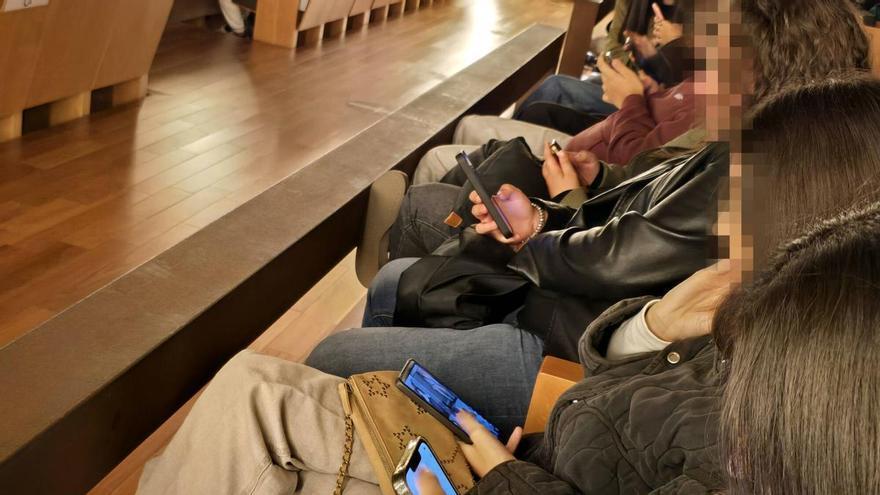 Ciberviolencia en parejas adolescentes gallegas: desde control del móvil a amenazas y perfiles falsos