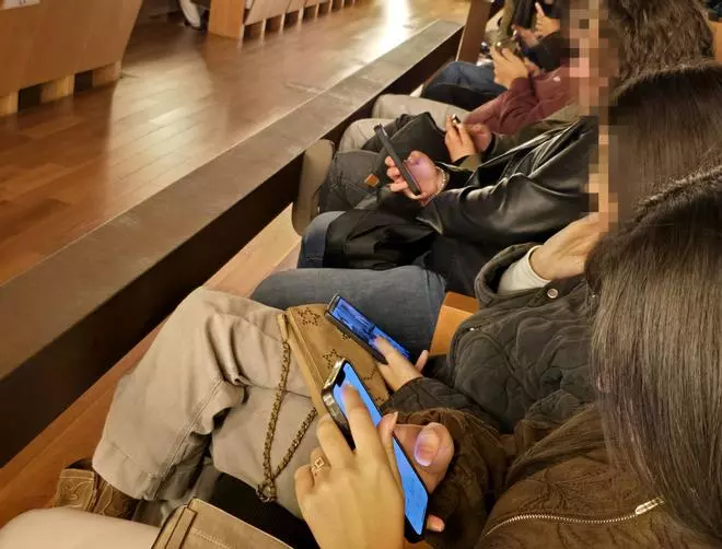 Ciberviolencia en parejas adolescentes gallegas: desde control del móvil a amenazas y perfiles falsos