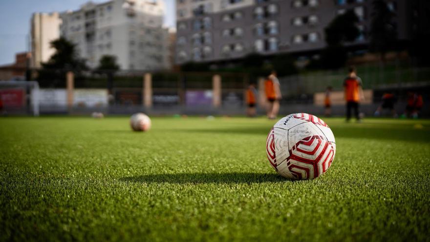 El nuevo césped artificial en el campo de fútbol de La Unidad
