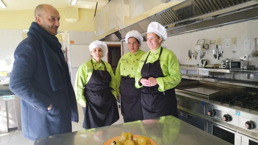 El alcalde visita las cocinas del comedor en el multiusos.  | // D.P.