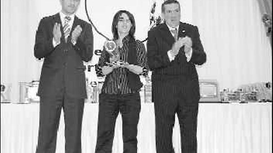 Eloína Fernández Vega, campeona de España de raid, junto al alcalde de Ribadedeva, Alejandro  Reimóndez Cantero, y el concejal de Deportes, José Luis Nosti Cabezas.