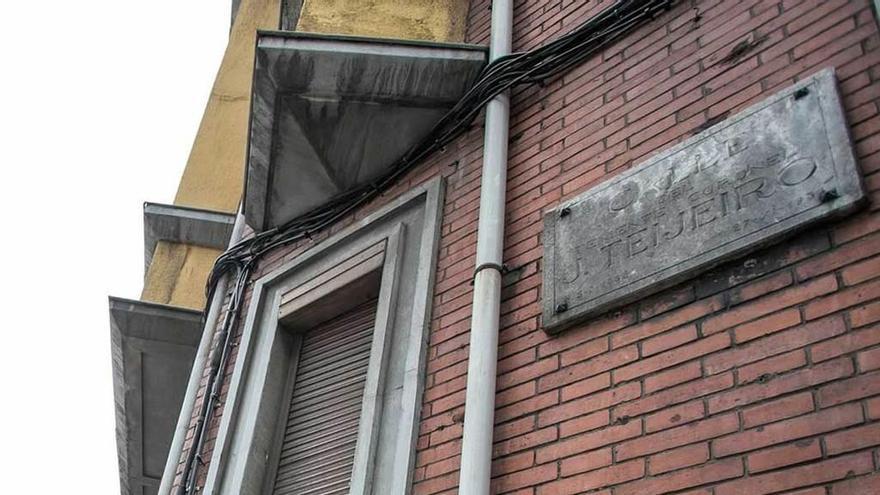 Placa antigua del Coronel Teijeiro en la calle Samuel Sánchez.