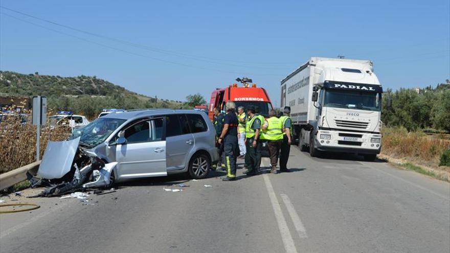 Fallece un notario de Lucena en un choque frontal en la A-318