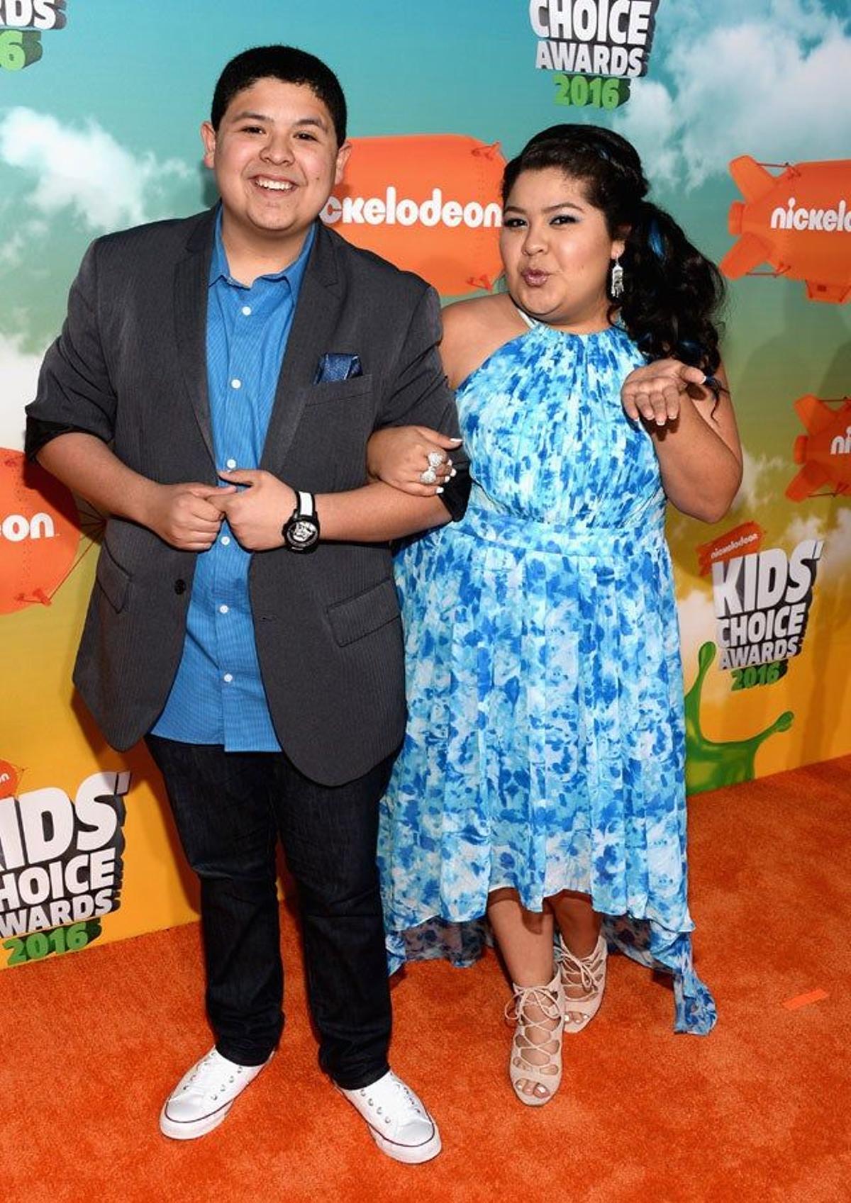 Rico y Raini Rodríguez, en la alfombra naranja de los Kids' Choice Awards 2016.