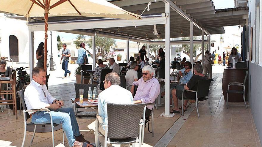 Clients sense mascaretes en una terrassa de Formentera, ahir, en la fase 1 de l&#039;estat d&#039;alarma.