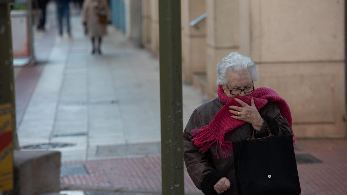 Las bajas temperaturas obligan a los castellonenses a abrigarse en estas fechas.