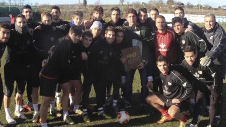 Álvaro Montero, nuevo delantero del Real Jaén, se despide de sus compañeros en el Zamora C.F. y posa con ellos en el entrenamiento de ayer.