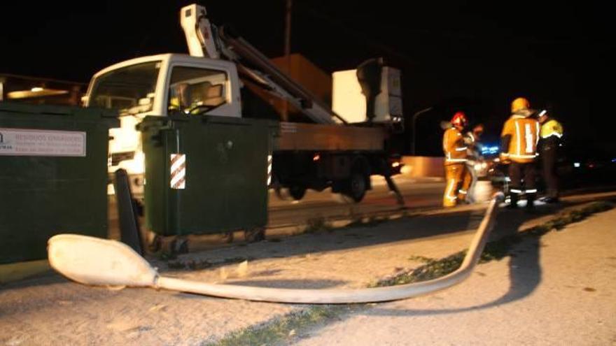 Los bomberos evitan que una farola caiga sobre viales y viviendas en Las Torretas