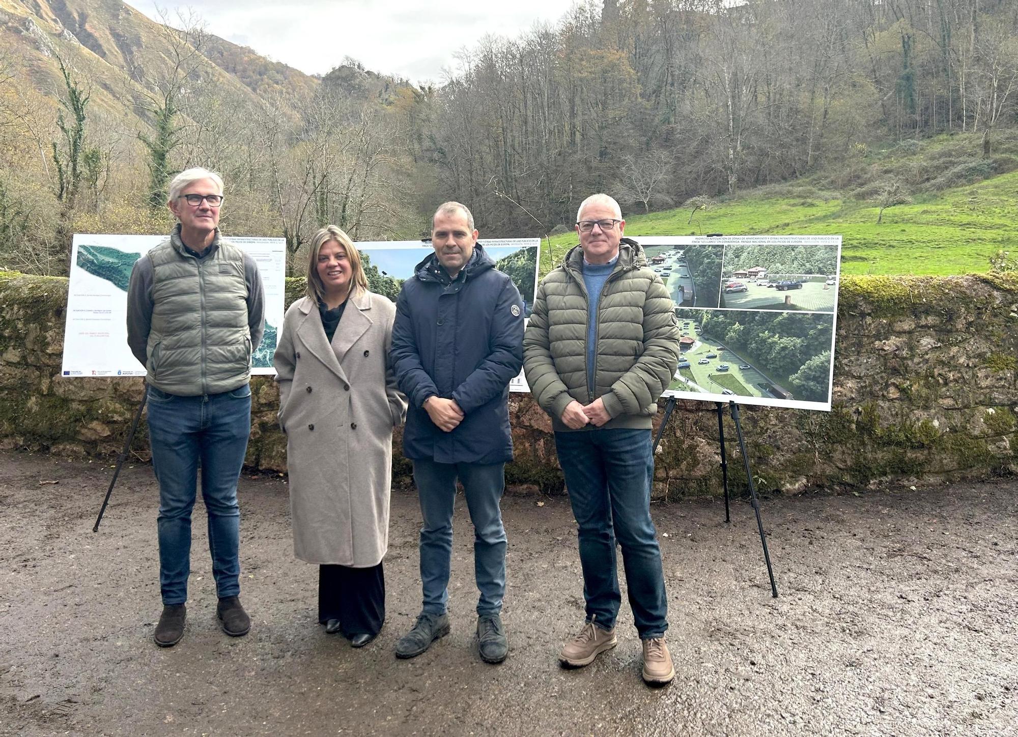 Por la izquierda, el director general de Reto Demográfico, Marcos Niño; la vicepresidenta, Giimena Llamedo; el alcalde de Cangas de Onís, José Manuel González, y el concejal Severino Asprón Alonso.