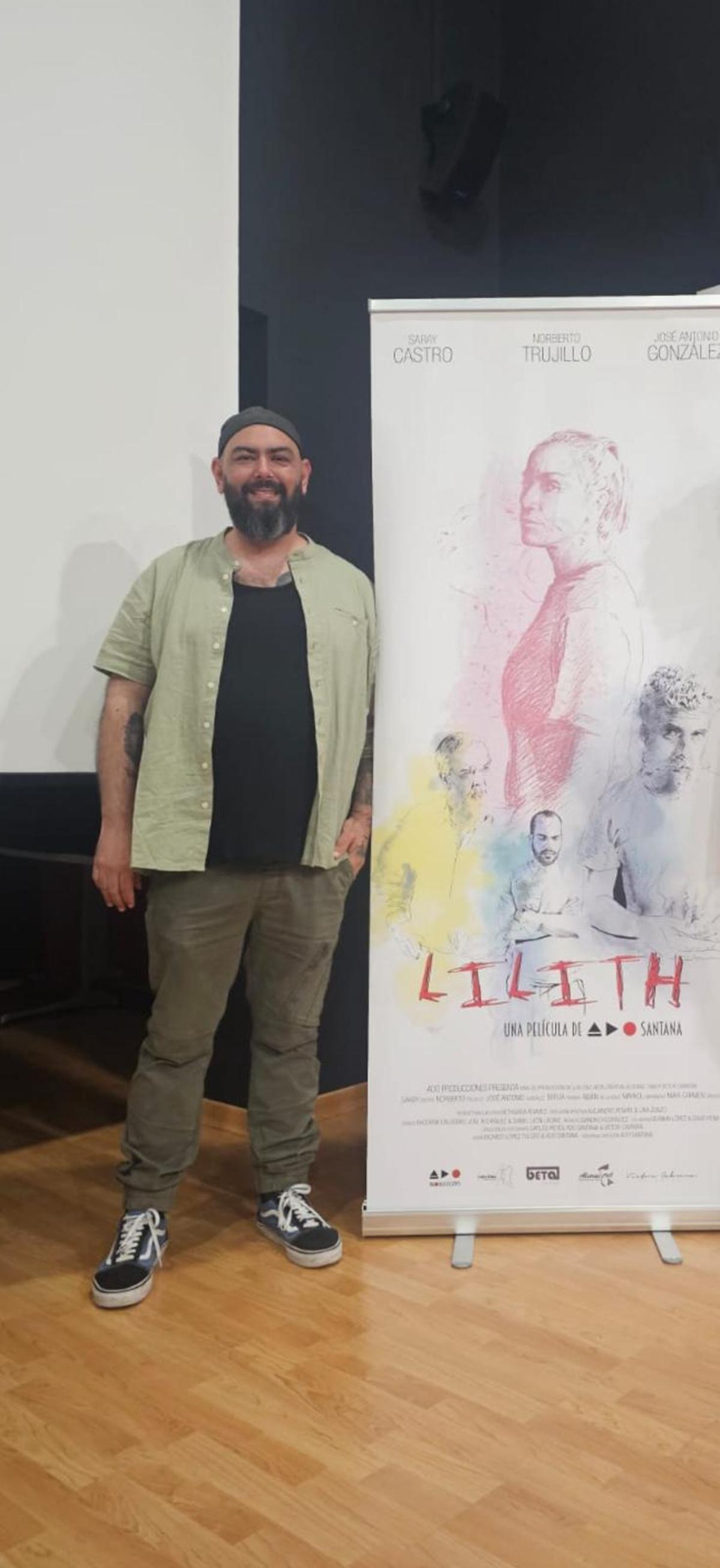 El director teldense Ado Santana posa con el cartel de la cinta galardonada en la India.