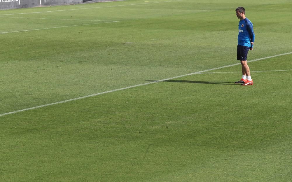 Anil Murthy, atento al entrenamiento del Valencia