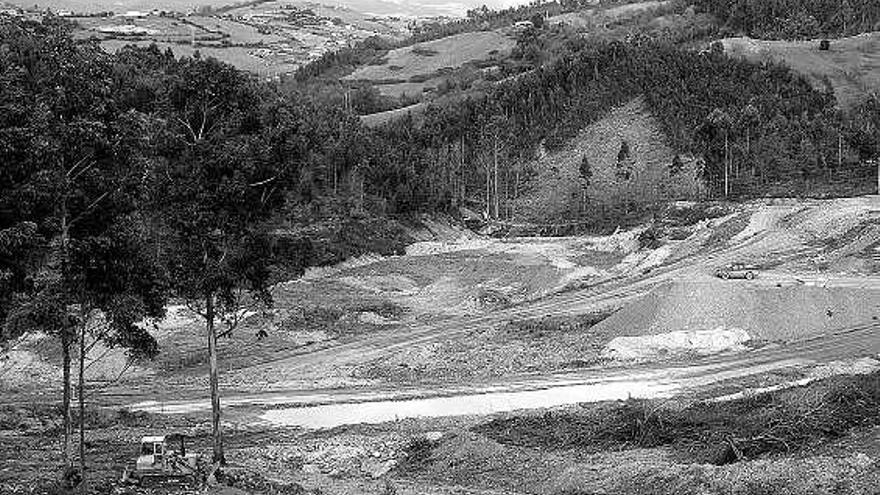 Zona prevista para el futuro vertedero industrial de Azsa en Carbaínos. Al fondo, Veranes.