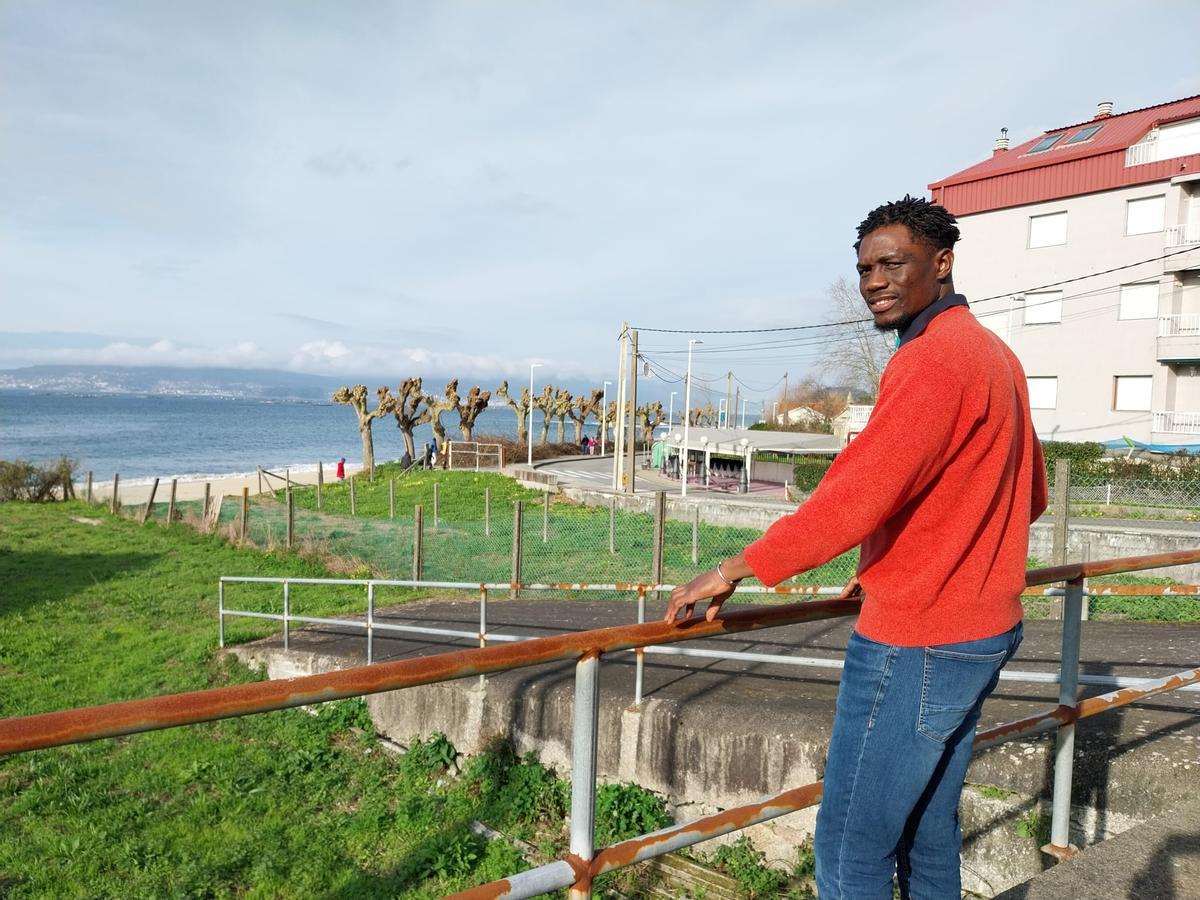 Sega Sissoko, ayer, delante de la playa de Agrelo, en Bueu.