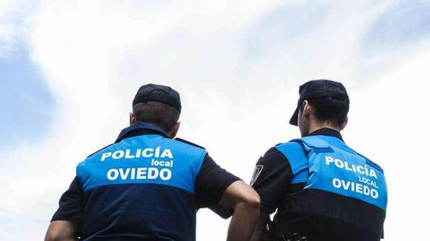 Dos policías municipales en un barrio de Oviedo.