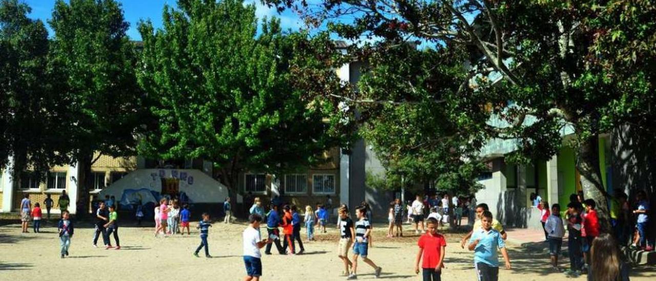 Alumnos del Ceip A Torre reunidos ayer durante el recreo. // Iñaki Abella