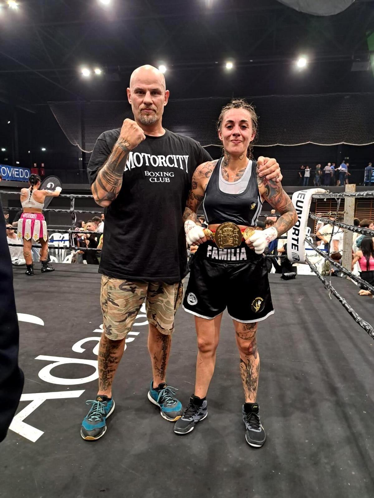 Farah El Bousairi, con su entrenador David Quiñonero, tras ganar el Campeonato de España del peso mosca