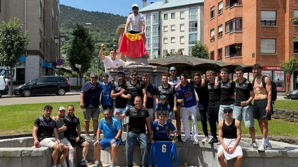 La plantilla celebrando el ascenso en la fuente de los Cuatro Caños