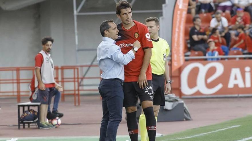 Sergi da instrucciones a Lekic el domingo ante el Numancia, a veinte minutos del final del partido.