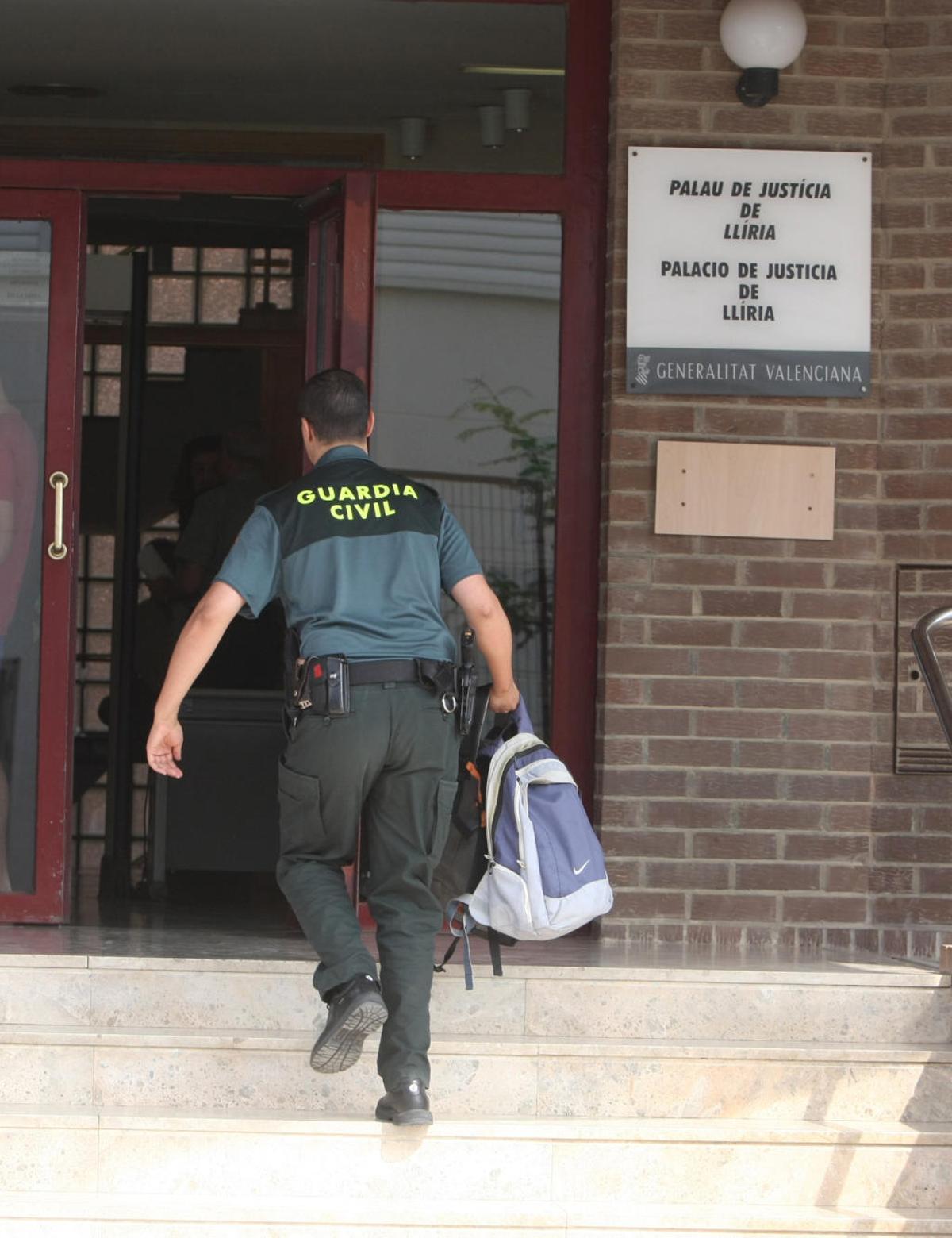 Un guardia civil entra en la sede de los juzgados de Llíria.
