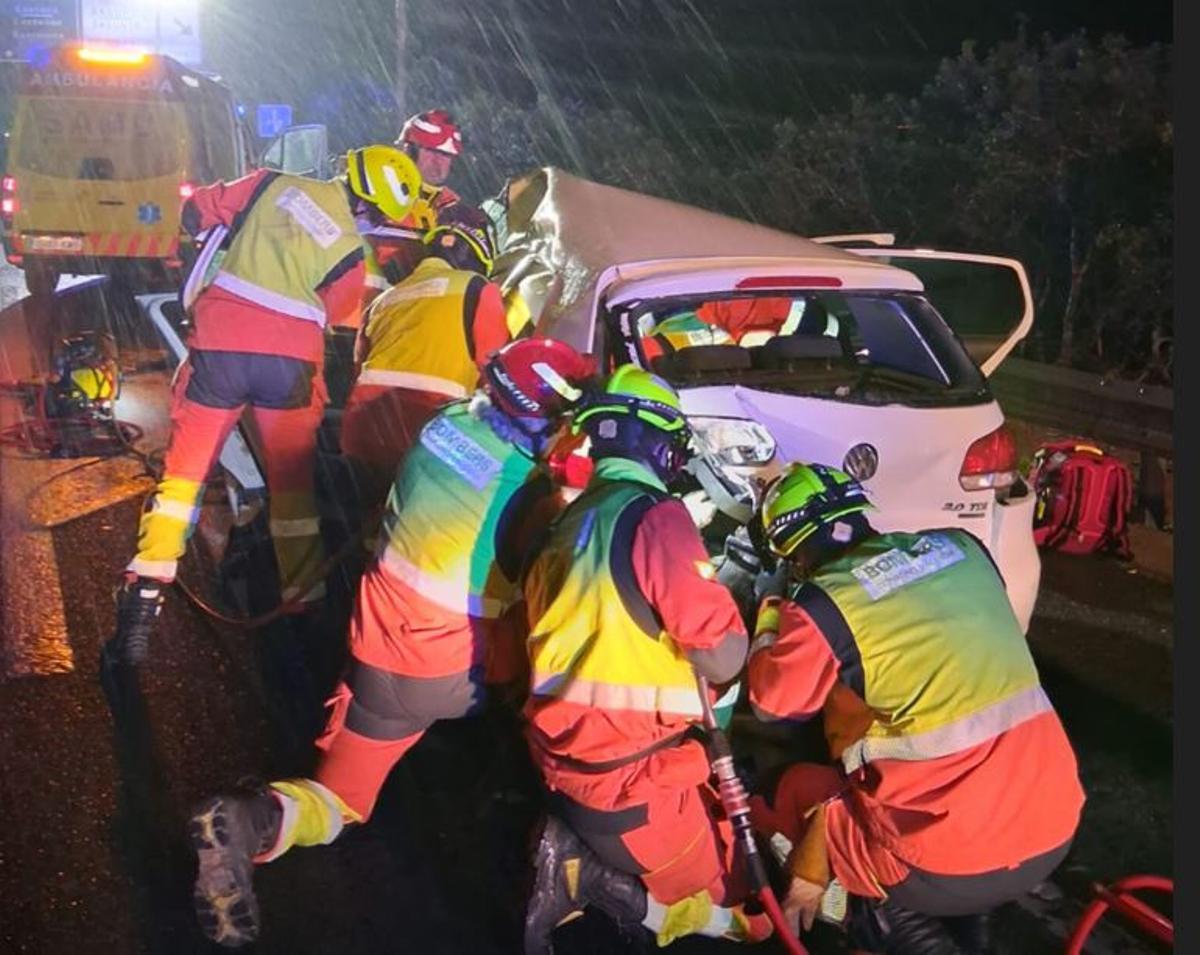 Los bomberos, en pleno rescate.