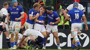 Los jugadores italianos celebran durante su partido contra Escocia del Seis Naciones de rugby.