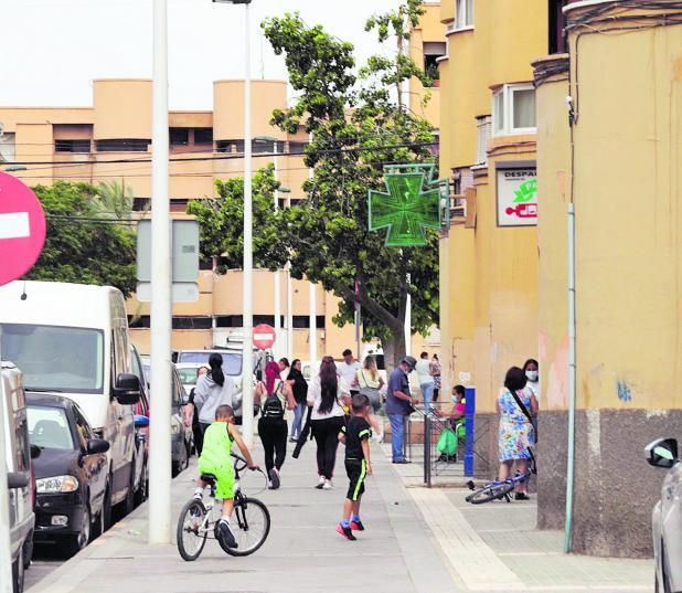 Jóvenes transitando por una de las principales arterias del barrio