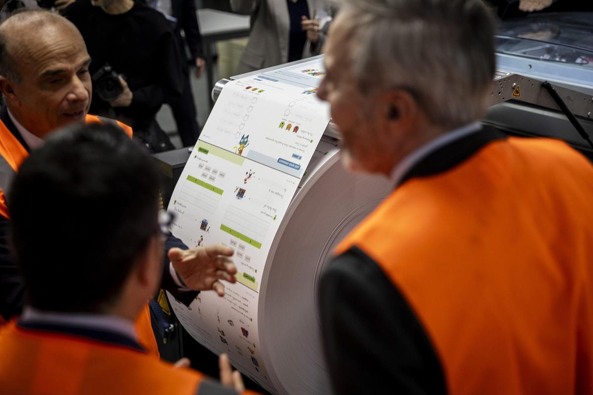 Javier Cendoya explica la nueva rotativa al presidente de Aragón en funciones, Jorge Azcón.