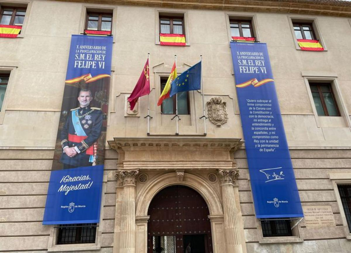 ‘Gracias, Majestad’ en San Esteban      y banderas en Murcia y Cartagena