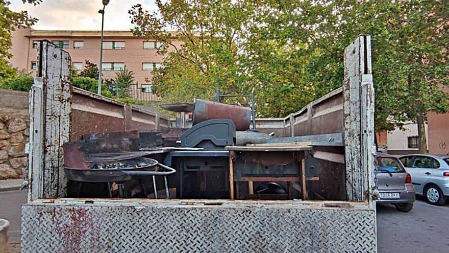 Un dels camions amb les barbacoes carregades.  | AJUNTAMENT DE FIGUERES