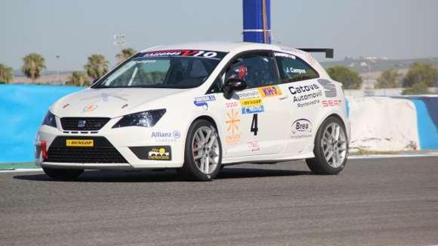 El piloto,  con su Seat Ibiza en el circuito de Jerez. // FDV