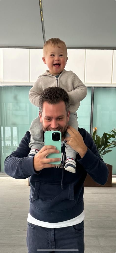Víctor Talavero, con su hijo Oliver.EPE