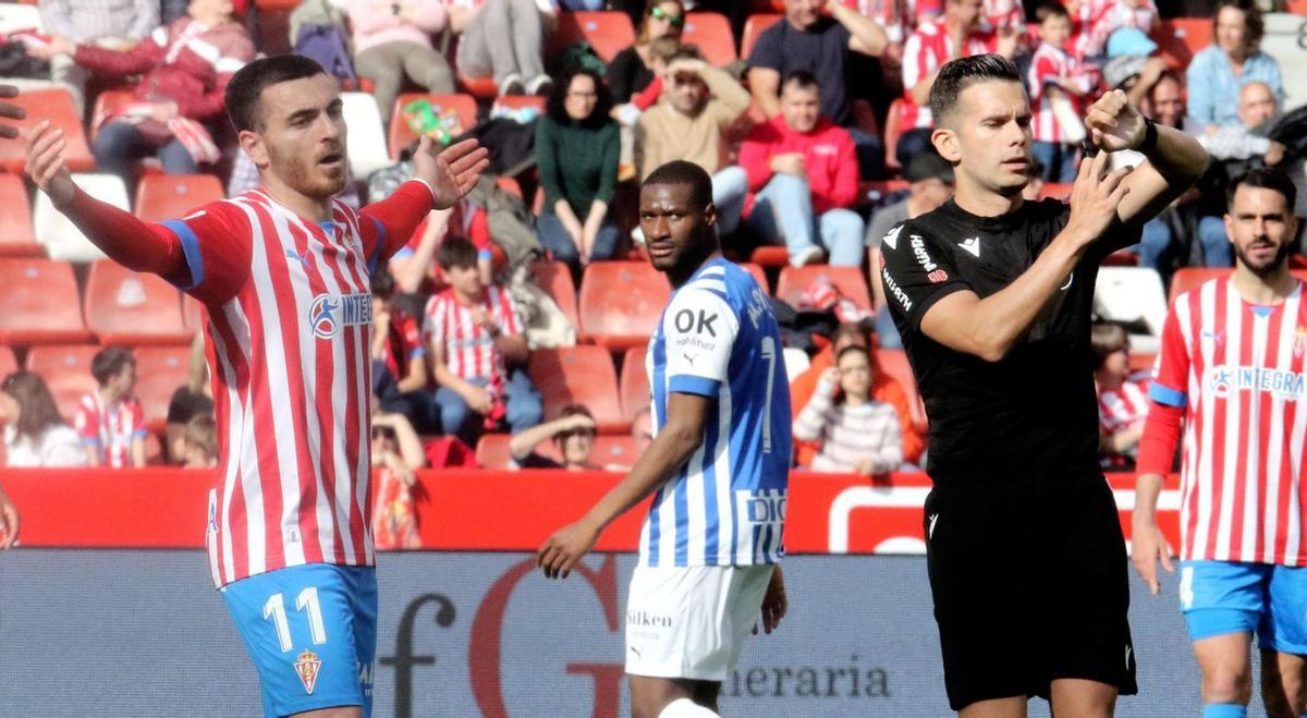 Campuzano alza los brazos ante Quintero González tras anular este el gol, el domingo en El Molinón. |M. León