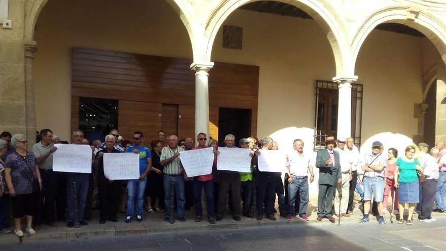 Regantes y ganaderos de la pedanías altas se manifestaron ayer frente al Ayuntamiento.