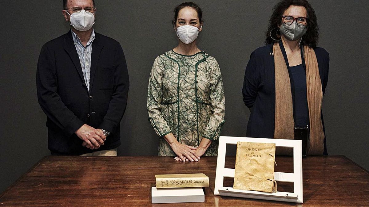 From left to right, Juan Gómez-Pamo, Guacimara Medina and Elena Acosta, with the manuscripts. | | ANGEL MEDINA From left to right, Juan Gómez-Pamo, Guacimara Medina and Elena Acosta, with the manuscripts. | | ANGEL MEDINA