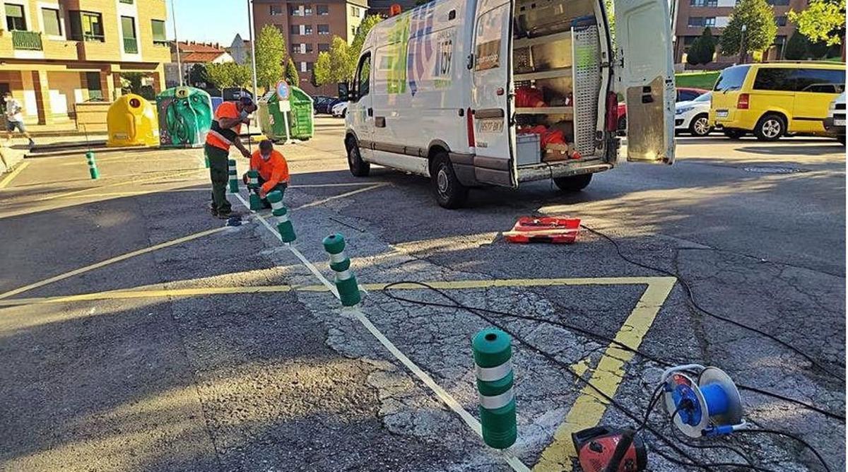 Personal de Emulsa en un trabajo de señalización viaria.